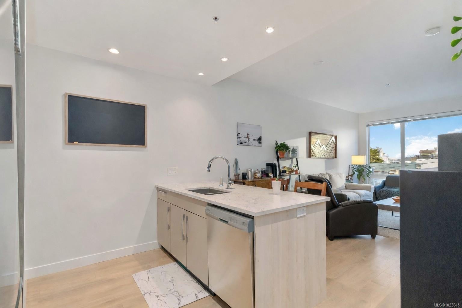 302-9864 Fourth St, Sidney, BC - Indoor