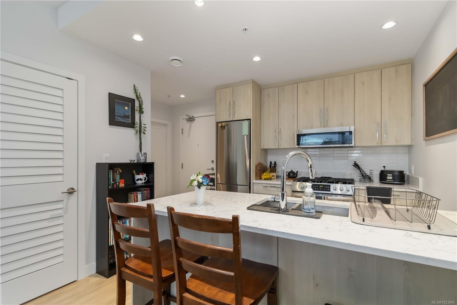 302-9864 Fourth St, Sidney, BC - Indoor Photo Showing Kitchen