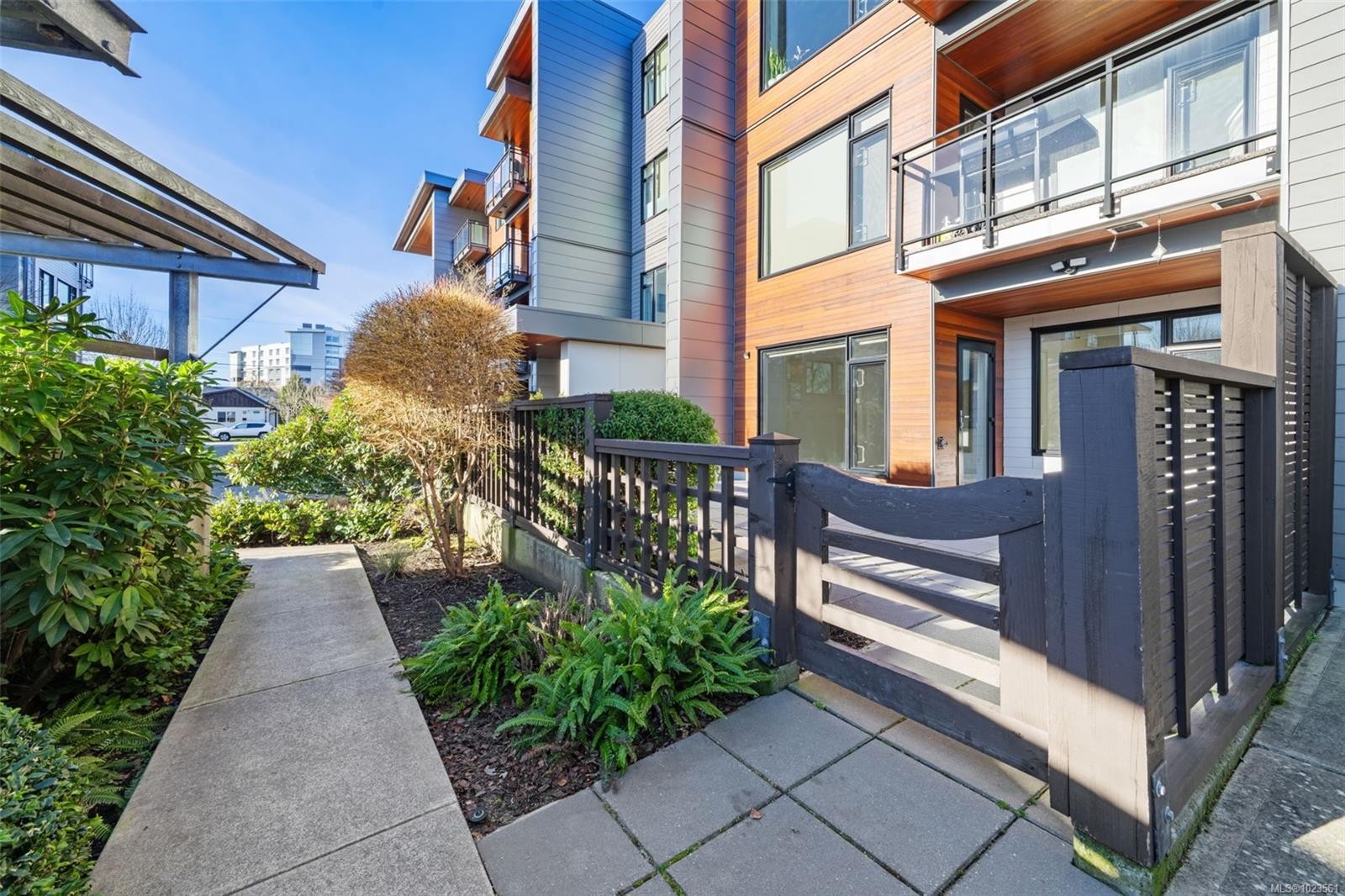 110-3815 Rowland Ave, Saanich, BC - Outdoor
