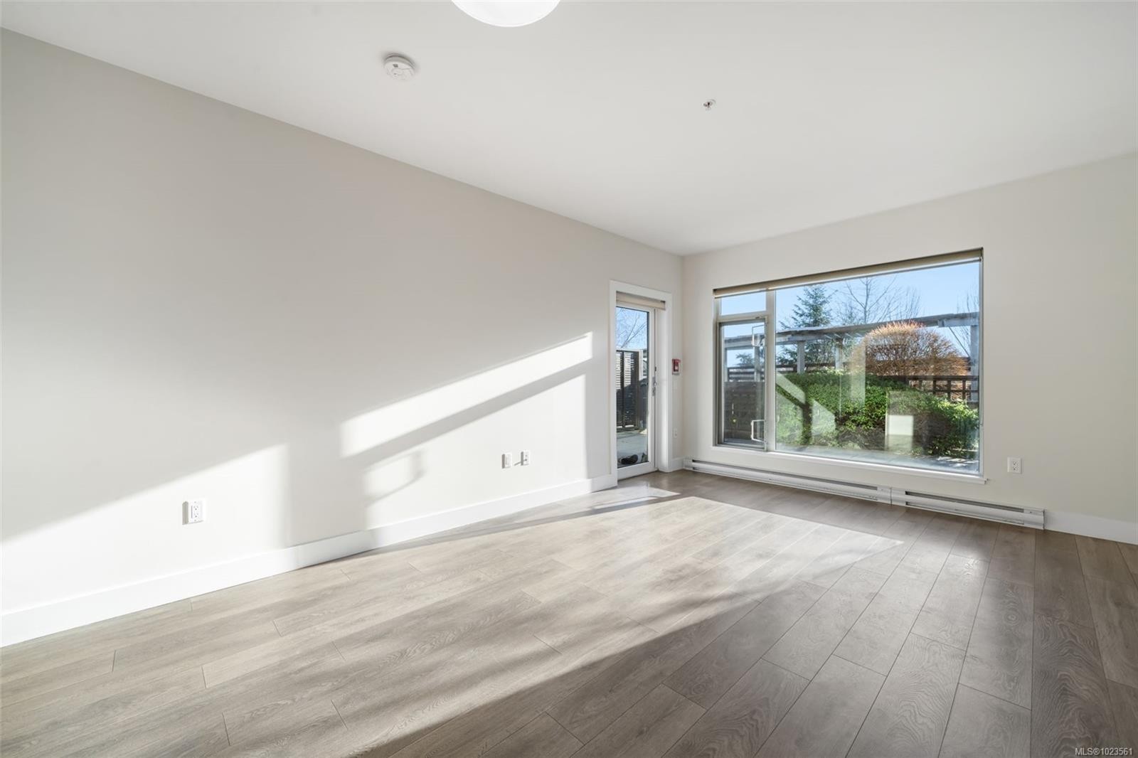 110-3815 Rowland Ave, Saanich, BC - Indoor