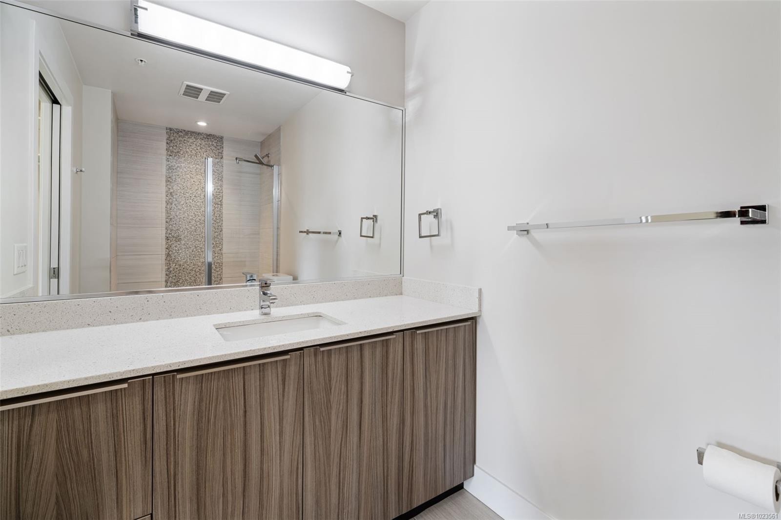 110-3815 Rowland Ave, Saanich, BC - Indoor Photo Showing Bathroom