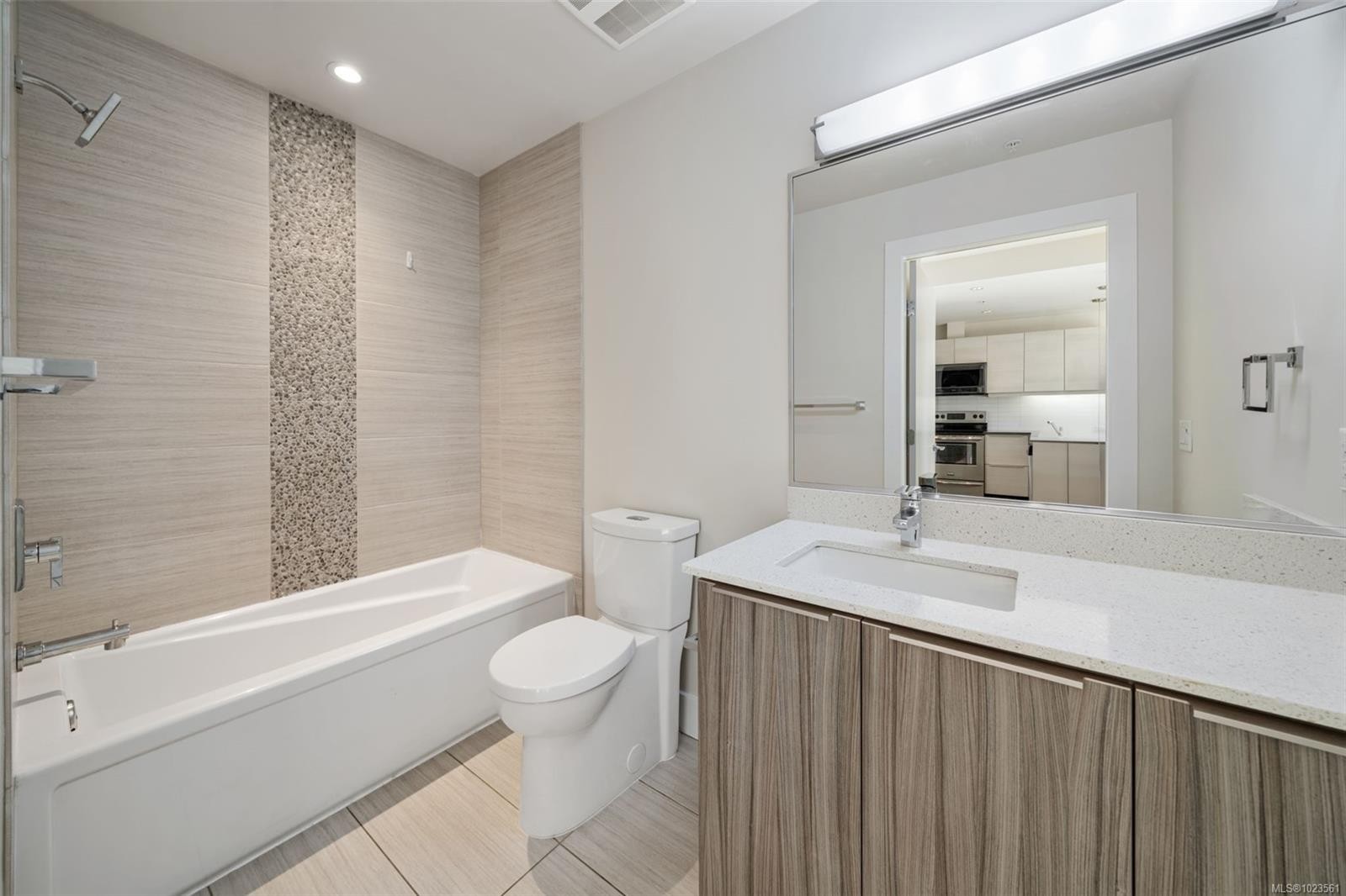 110-3815 Rowland Ave, Saanich, BC - Indoor Photo Showing Bathroom