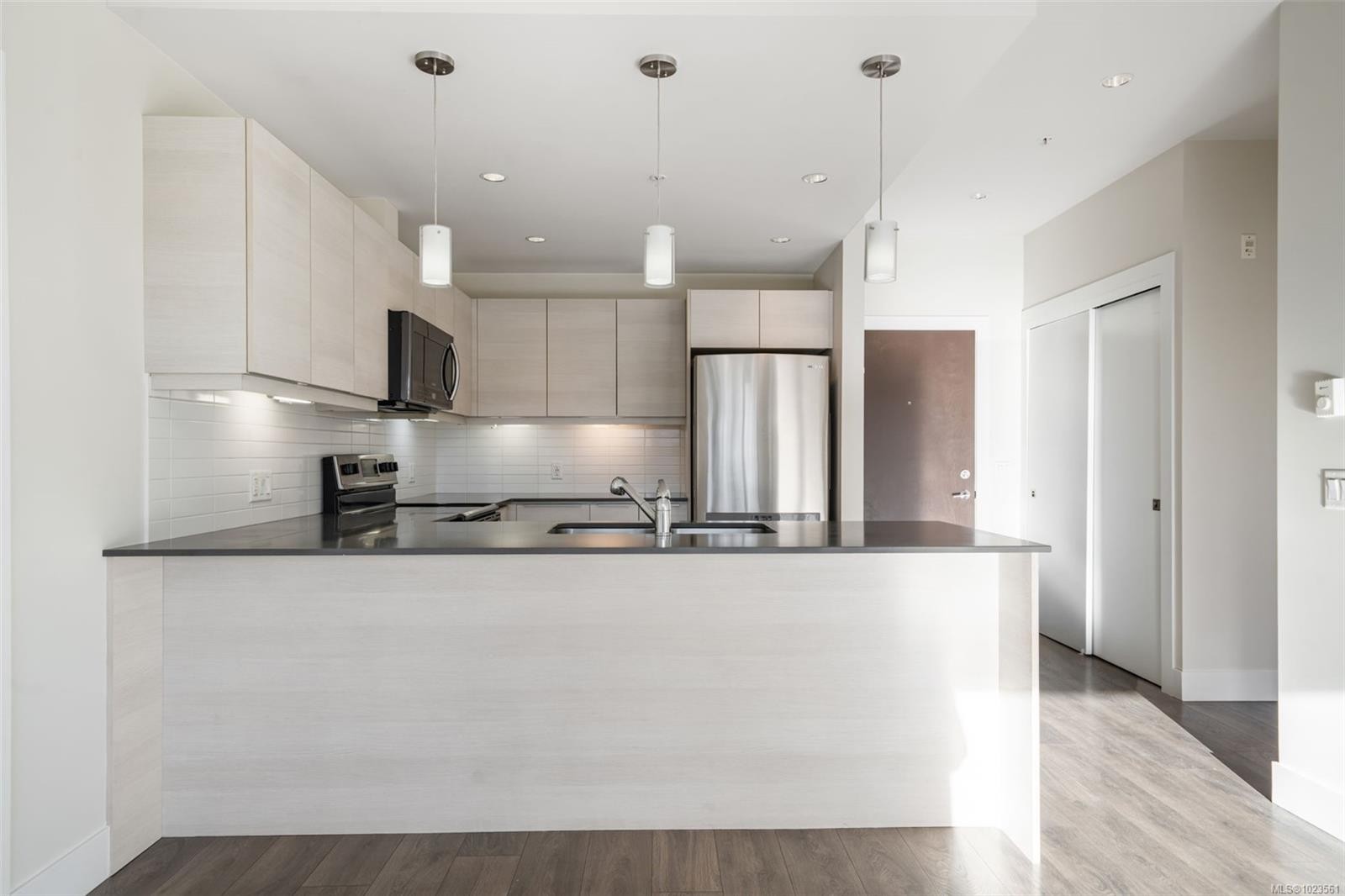 110-3815 Rowland Ave, Saanich, BC - Indoor Photo Showing Kitchen With Upgraded Kitchen