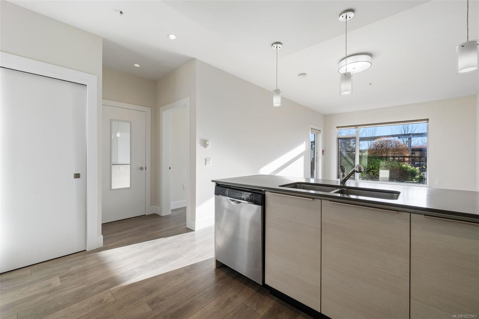 110-3815 Rowland Ave, Saanich, BC - Indoor Photo Showing Kitchen With Double Sink