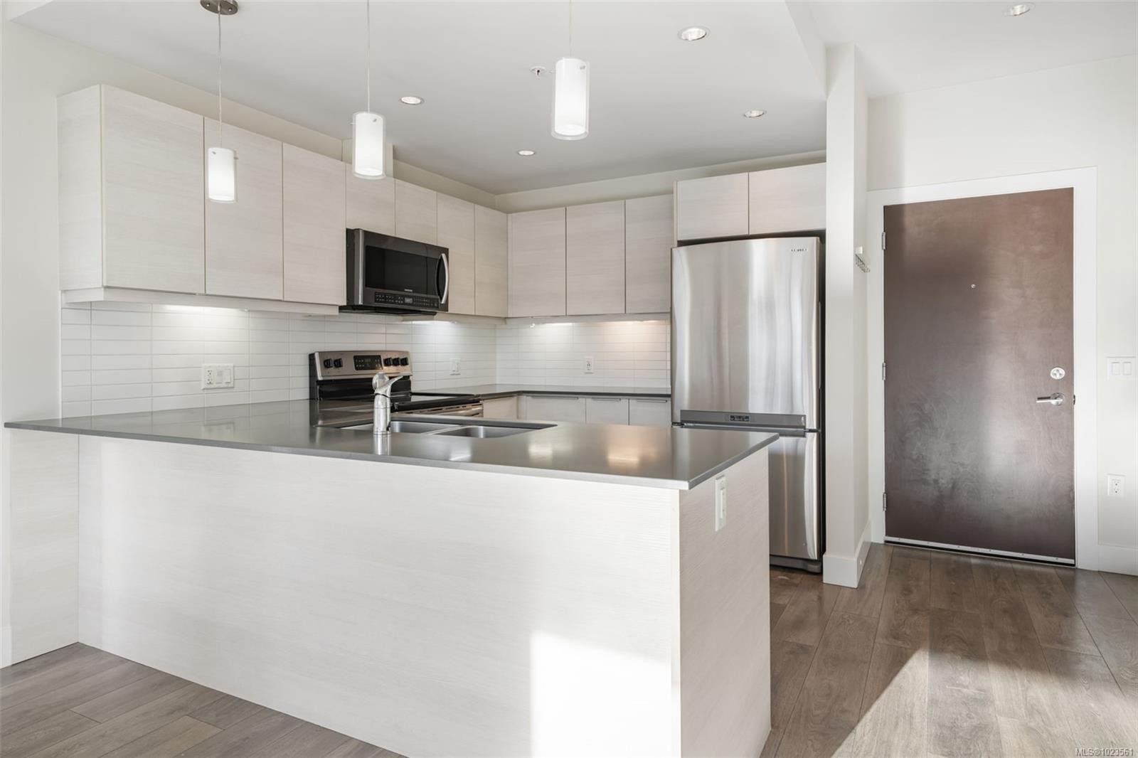 110-3815 Rowland Ave, Saanich, BC - Indoor Photo Showing Kitchen With Double Sink With Upgraded Kitchen