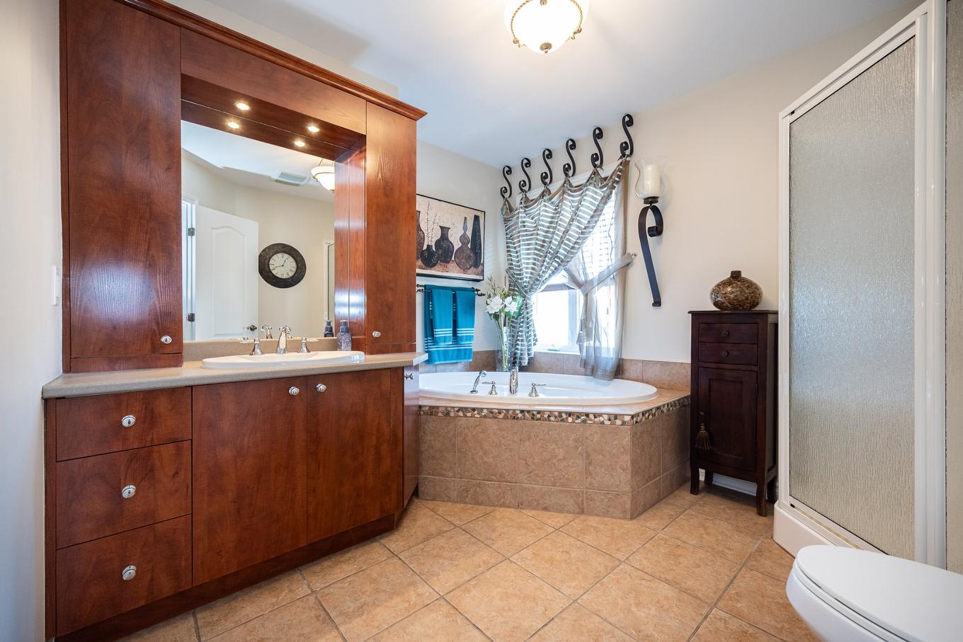 Ensuite bathroom - 2491 Rue Dalbis, Laval (Chomedey), QC - Indoor Photo Showing Bathroom