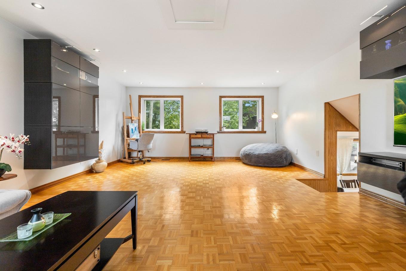 Mezzanine - 3370 Rue De L'Université, Longueuil (Saint-Hubert), QC - Indoor