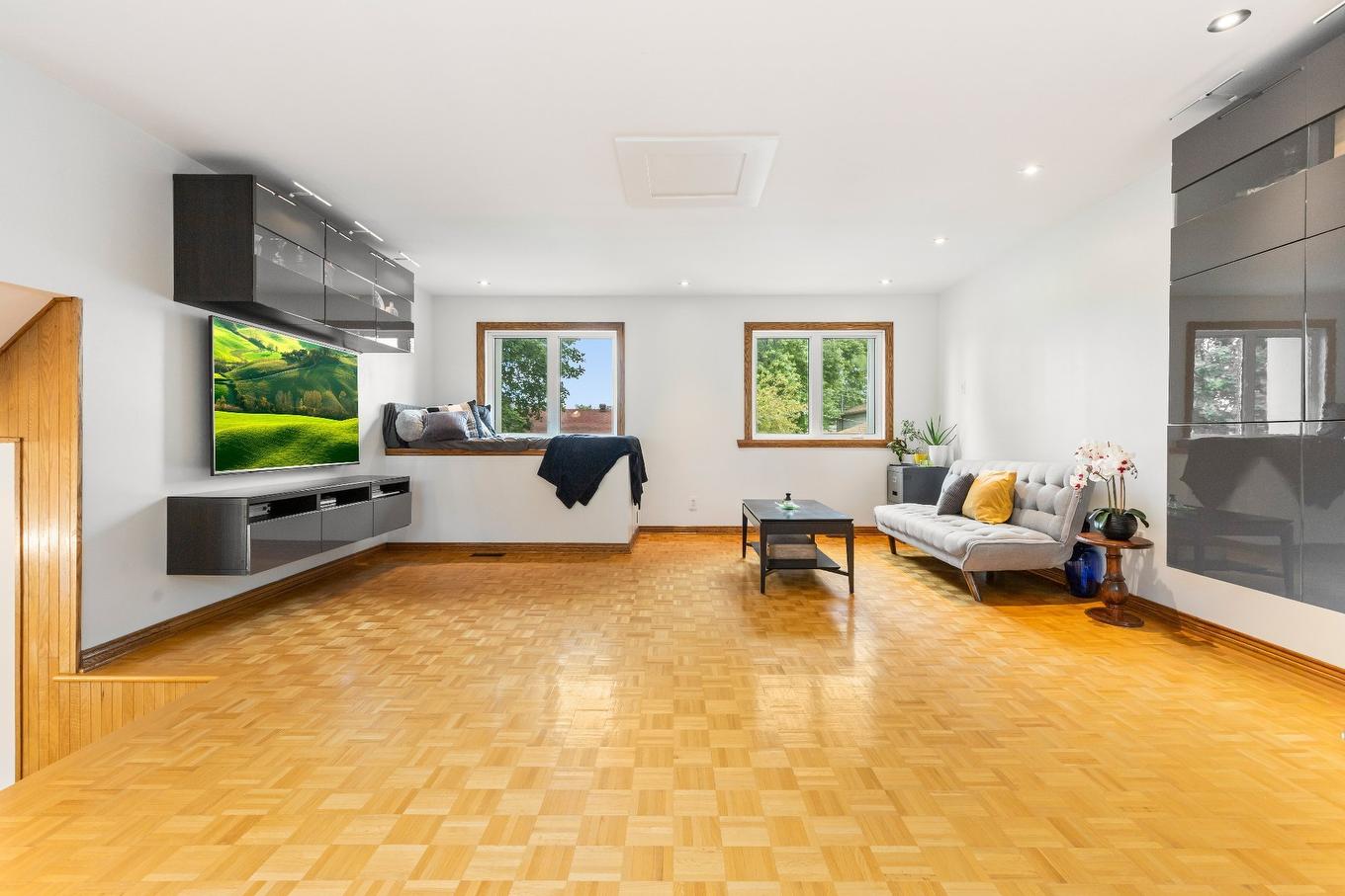 Mezzanine - 3370 Rue De L'Université, Longueuil (Saint-Hubert), QC - Indoor