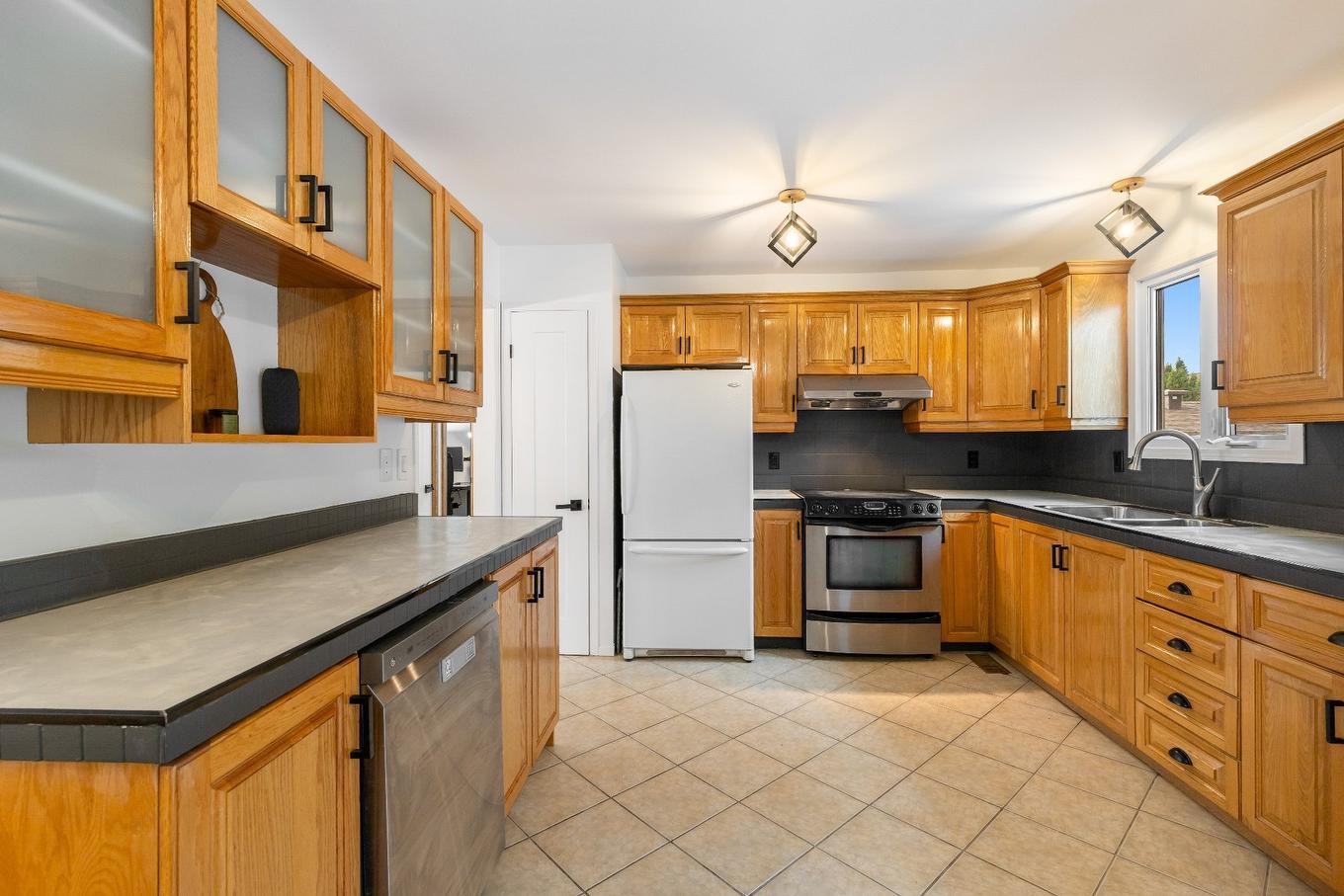 Cuisine - 3370 Rue De L'Université, Longueuil (Saint-Hubert), QC - Indoor Photo Showing Kitchen With Double Sink