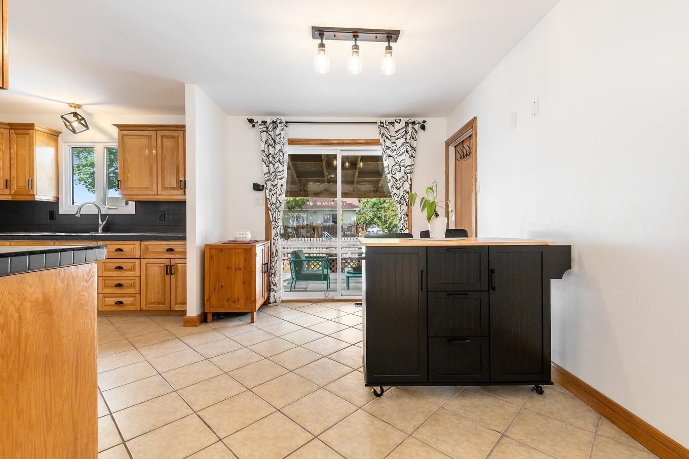 Cuisine - 3370 Rue De L'Université, Longueuil (Saint-Hubert), QC - Indoor Photo Showing Kitchen