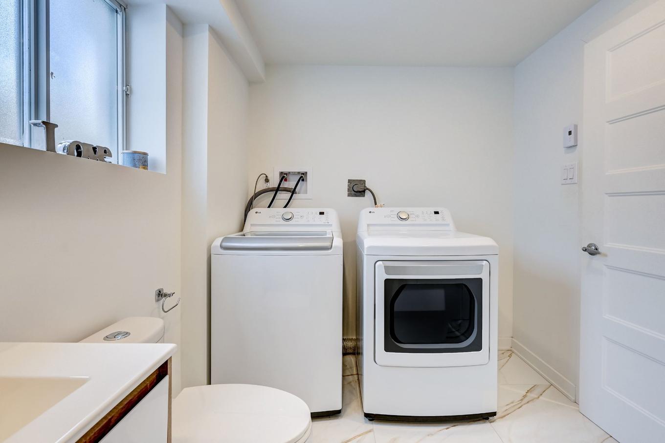 Salle de bains - 773 Rue Julien, Laval (Sainte-Dorothée), QC - Indoor Photo Showing Laundry Room