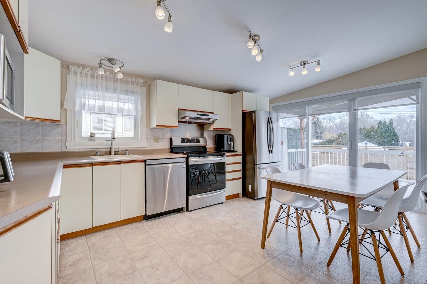 Cuisine - 773 Rue Julien, Laval (Sainte-Dorothée), QC - Indoor Photo Showing Kitchen