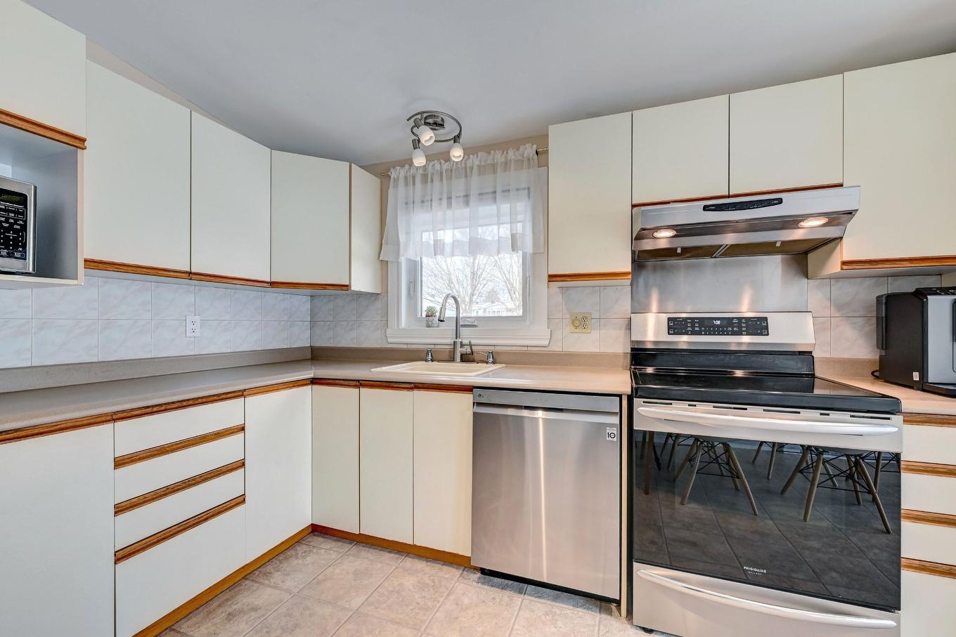 Cuisine - 773 Rue Julien, Laval (Sainte-Dorothée), QC - Indoor Photo Showing Kitchen