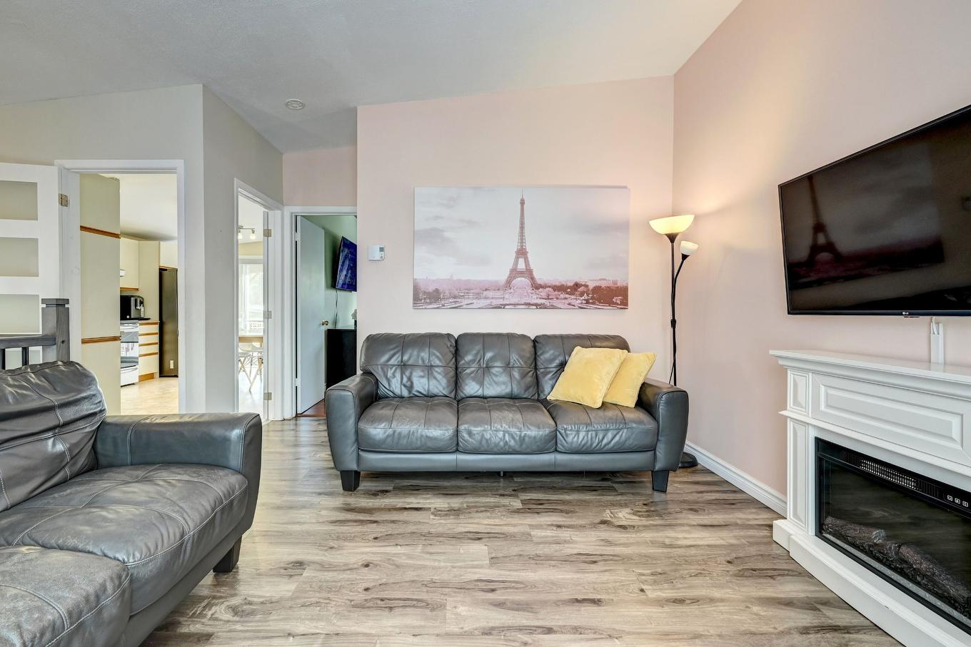 Salon - 773 Rue Julien, Laval (Sainte-Dorothée), QC - Indoor Photo Showing Living Room With Fireplace
