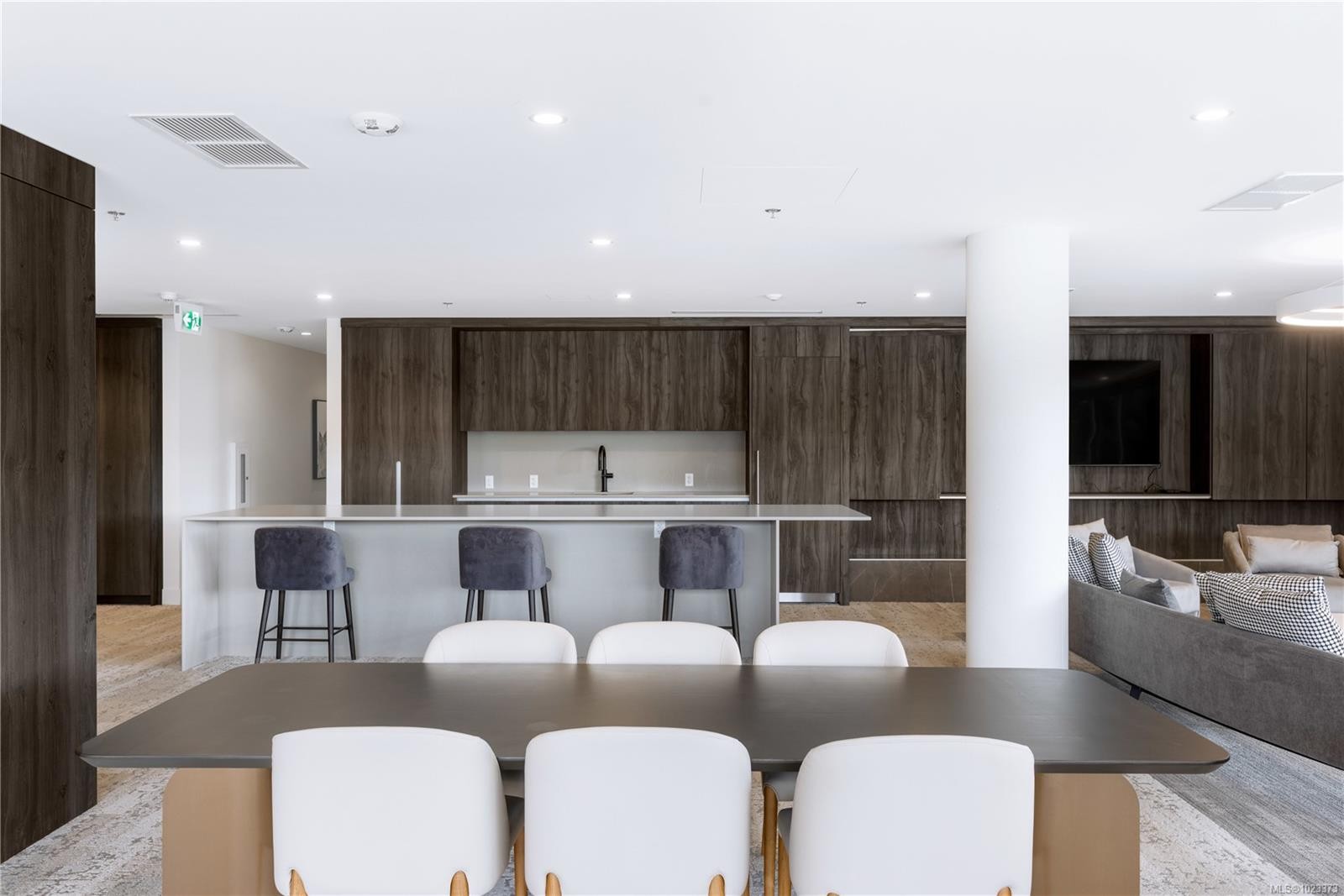 602-2000 Hannington Rd, Langford, BC - Indoor Photo Showing Dining Room