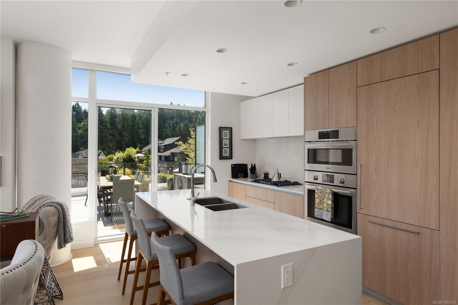 602-2000 Hannington Rd, Langford, BC - Indoor Photo Showing Kitchen With Double Sink