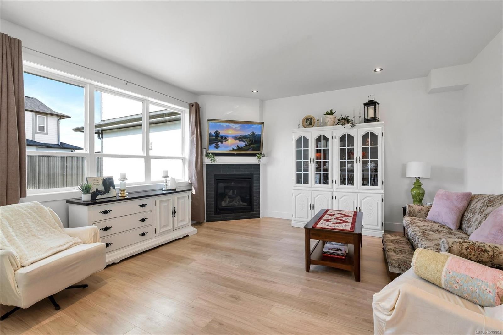 4356 Bains Mill Rd, Duncan, BC - Indoor Photo Showing Living Room With Fireplace