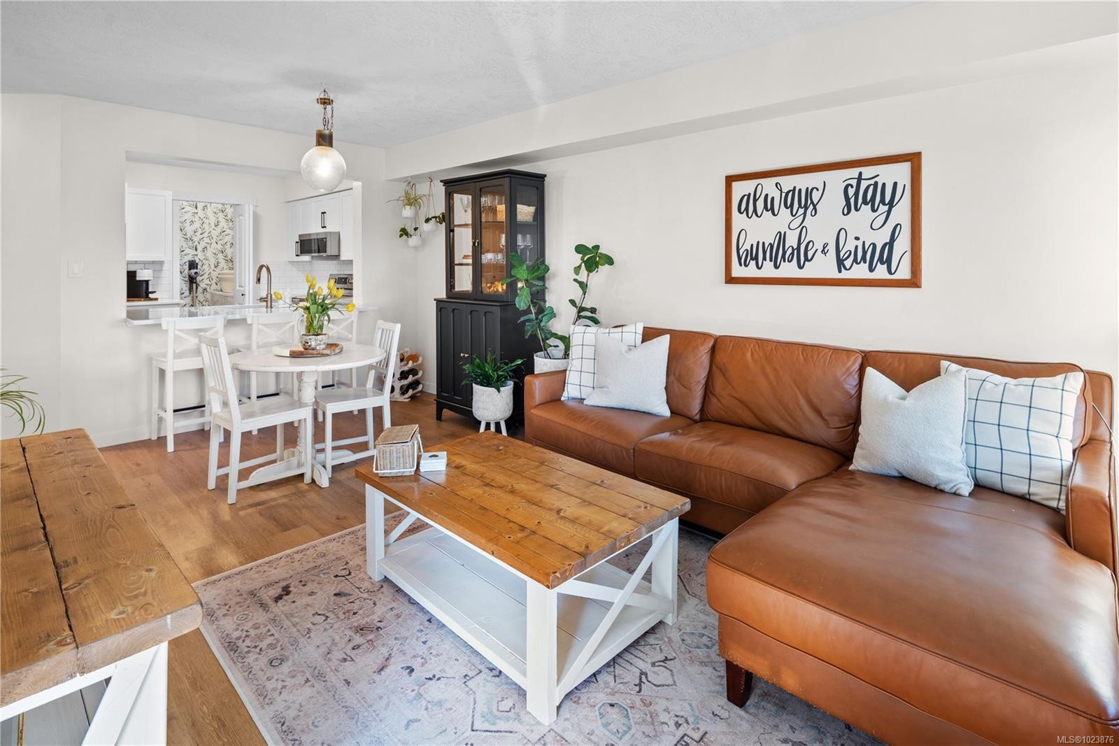 220-2245 James White Blvd, Sidney, BC - Indoor Photo Showing Living Room