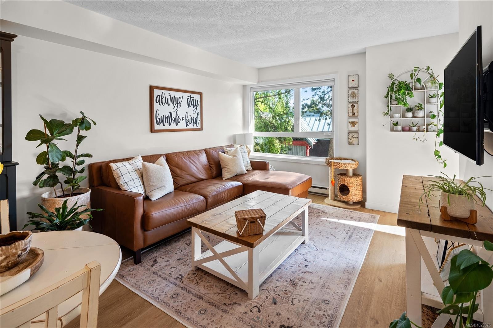 220-2245 James White Blvd, Sidney, BC - Indoor Photo Showing Living Room