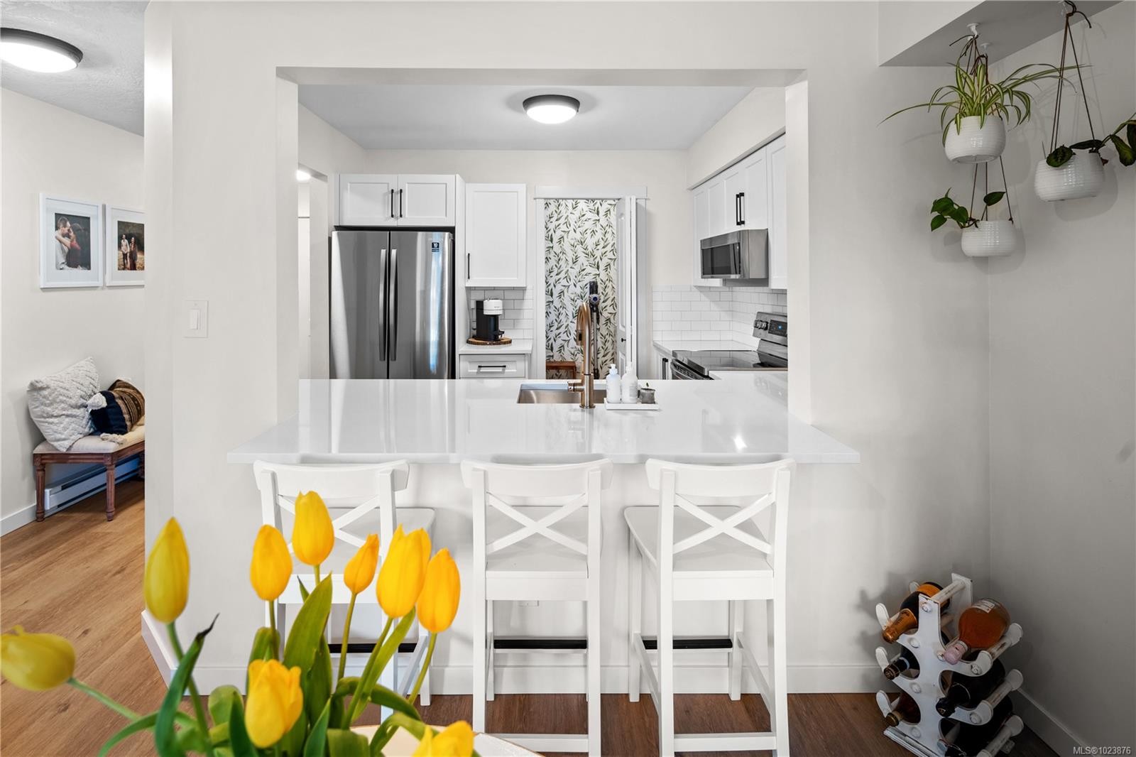 220-2245 James White Blvd, Sidney, BC - Indoor