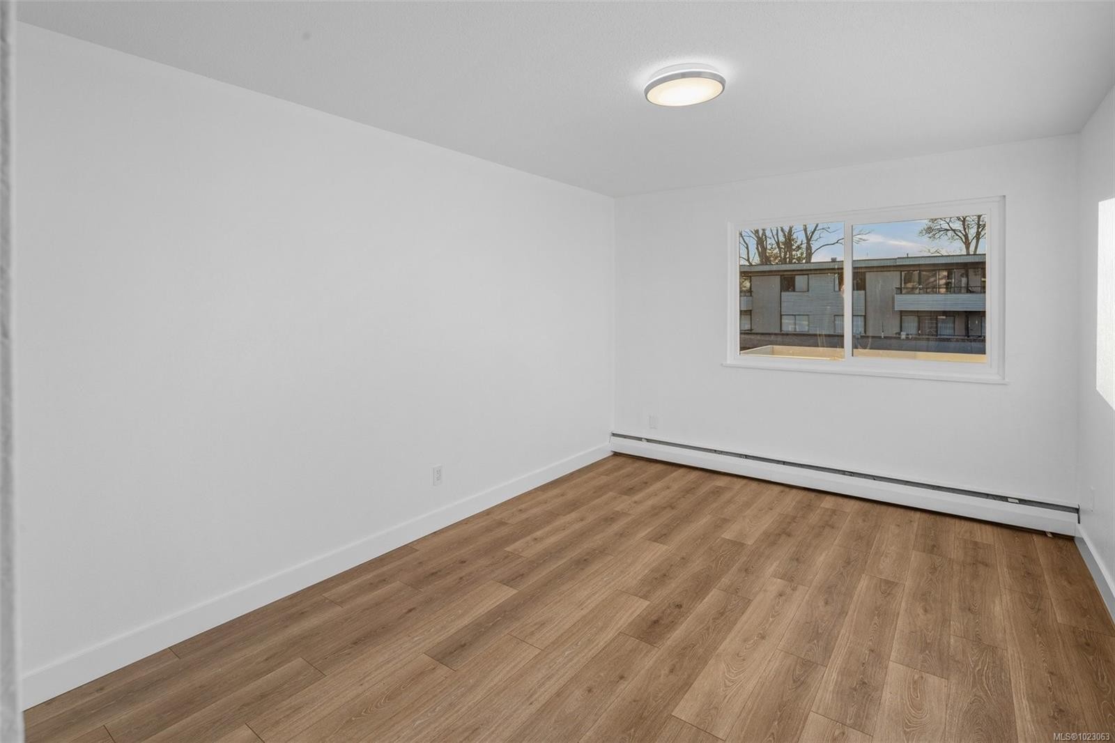 303-2095 Oak Bay Ave, Oak Bay, BC - Indoor Photo Showing Other Room