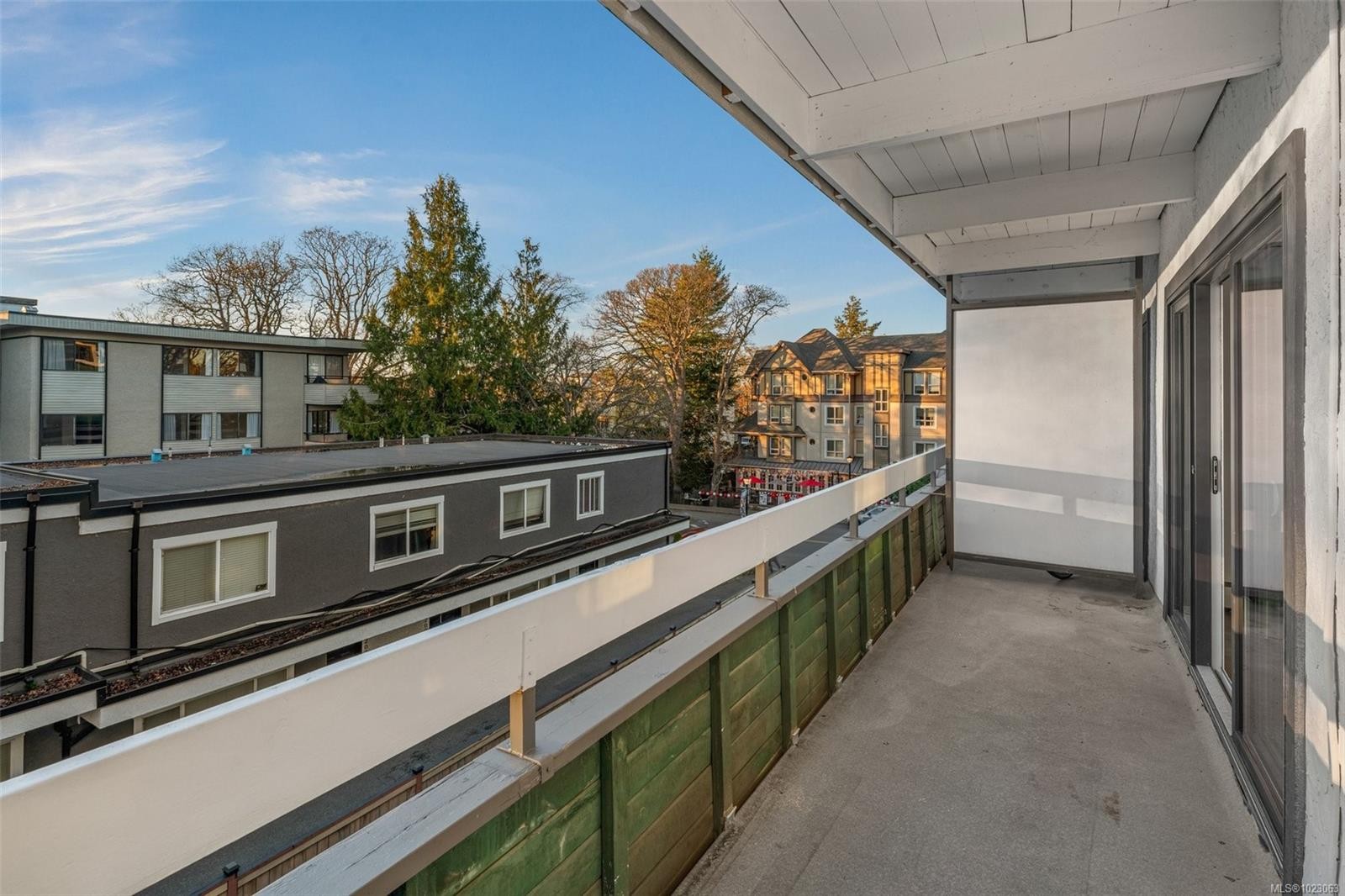 303-2095 Oak Bay Ave, Oak Bay, BC - Outdoor With Exterior