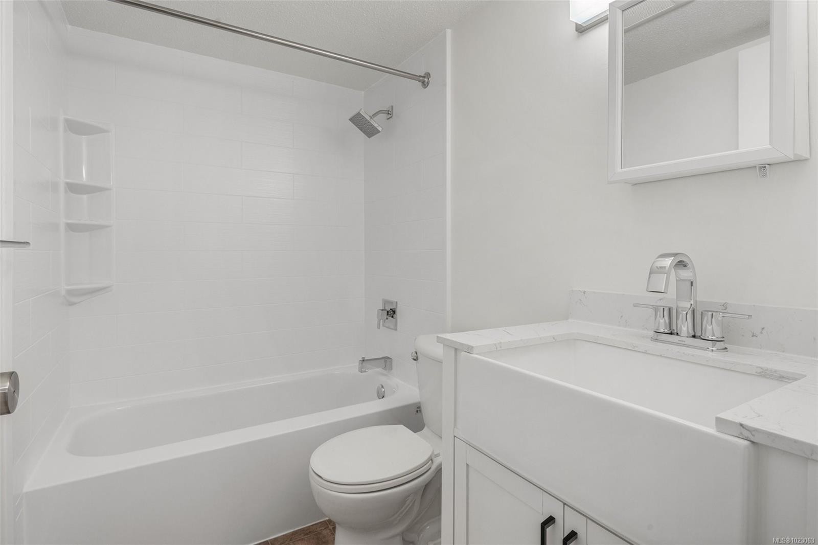 303-2095 Oak Bay Ave, Oak Bay, BC - Indoor Photo Showing Bathroom