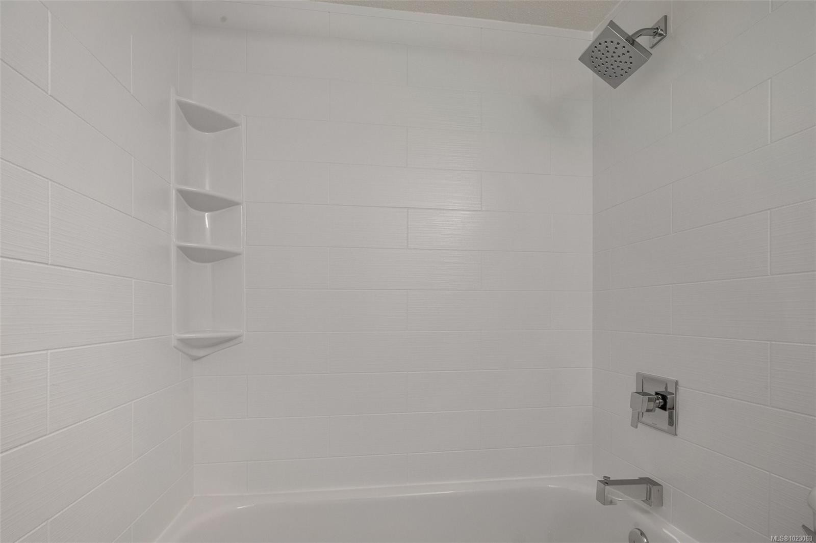 303-2095 Oak Bay Ave, Oak Bay, BC - Indoor Photo Showing Bathroom