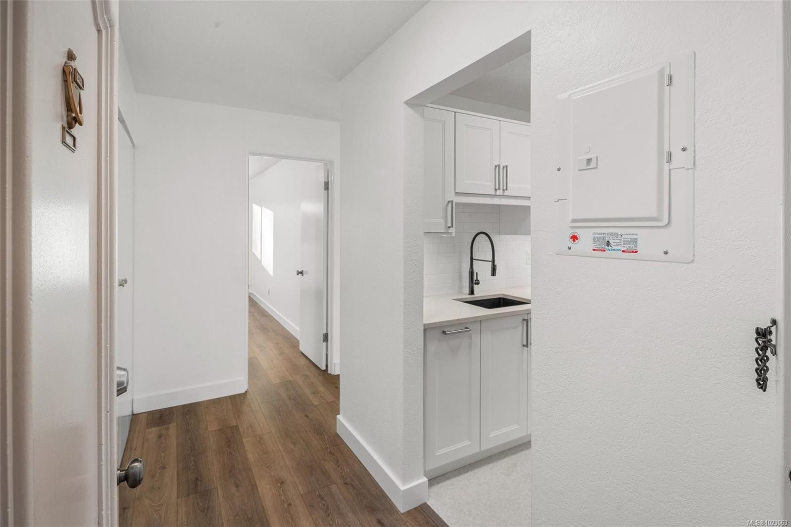 303-2095 Oak Bay Ave, Oak Bay, BC - Indoor Photo Showing Other Room