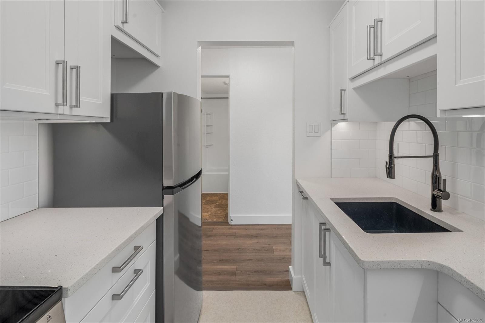 303-2095 Oak Bay Ave, Oak Bay, BC - Indoor Photo Showing Kitchen