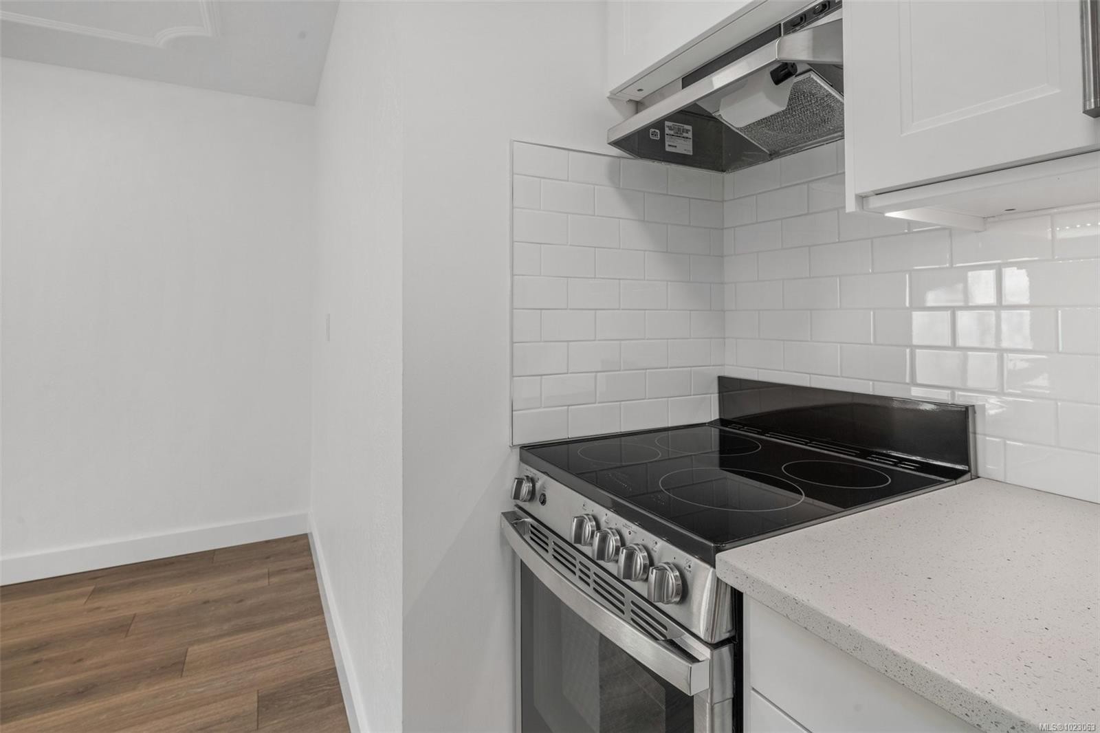 303-2095 Oak Bay Ave, Oak Bay, BC - Indoor Photo Showing Kitchen