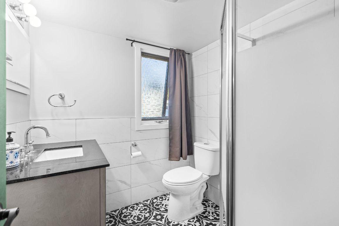4662&4658 Birch Lane, Barriere, BC - Indoor Photo Showing Bathroom