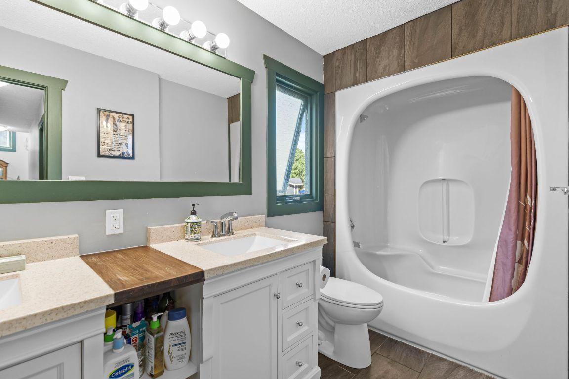 4662&4658 Birch Lane, Barriere, BC - Indoor Photo Showing Bathroom