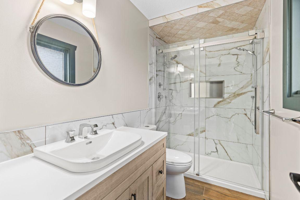 4662&4658 Birch Lane, Barriere, BC - Indoor Photo Showing Bathroom