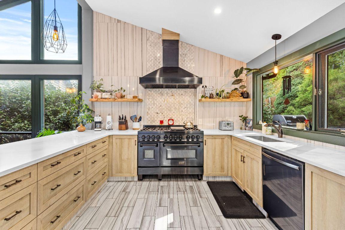 4662&4658 Birch Lane, Barriere, BC - Indoor Photo Showing Kitchen