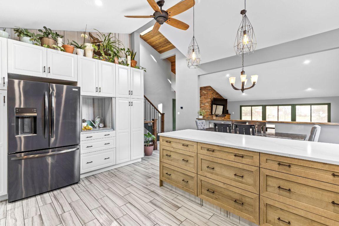 4662&4658 Birch Lane, Barriere, BC - Indoor Photo Showing Kitchen