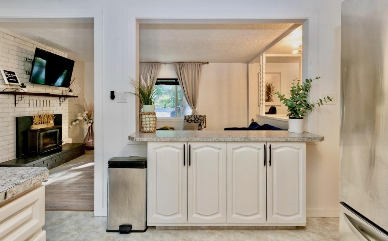 4179 Ashe Crescent, Scotch Creek, BC - Indoor With Fireplace