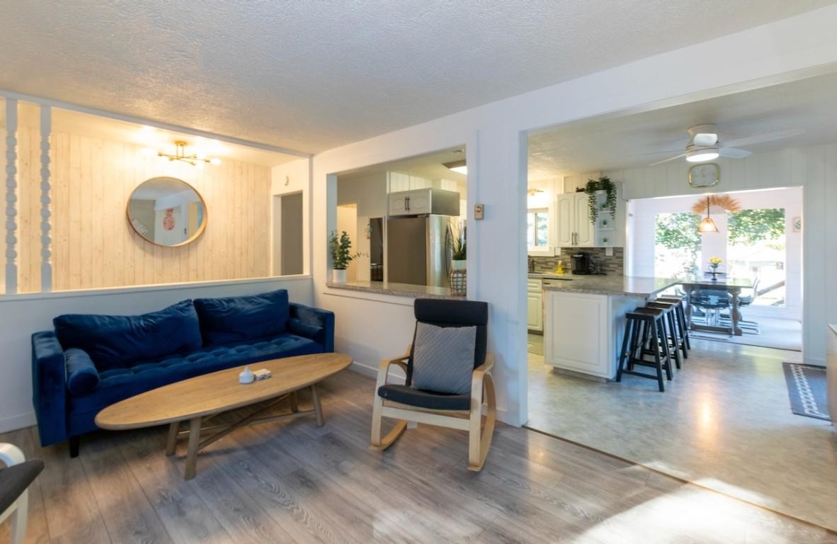 4179 Ashe Crescent, Scotch Creek, BC - Indoor Photo Showing Living Room