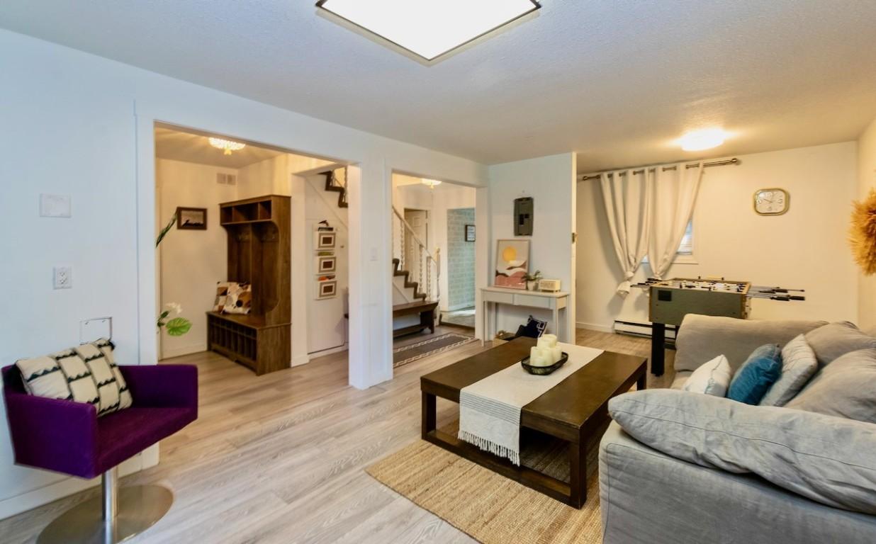 4179 Ashe Crescent, Scotch Creek, BC - Indoor Photo Showing Living Room