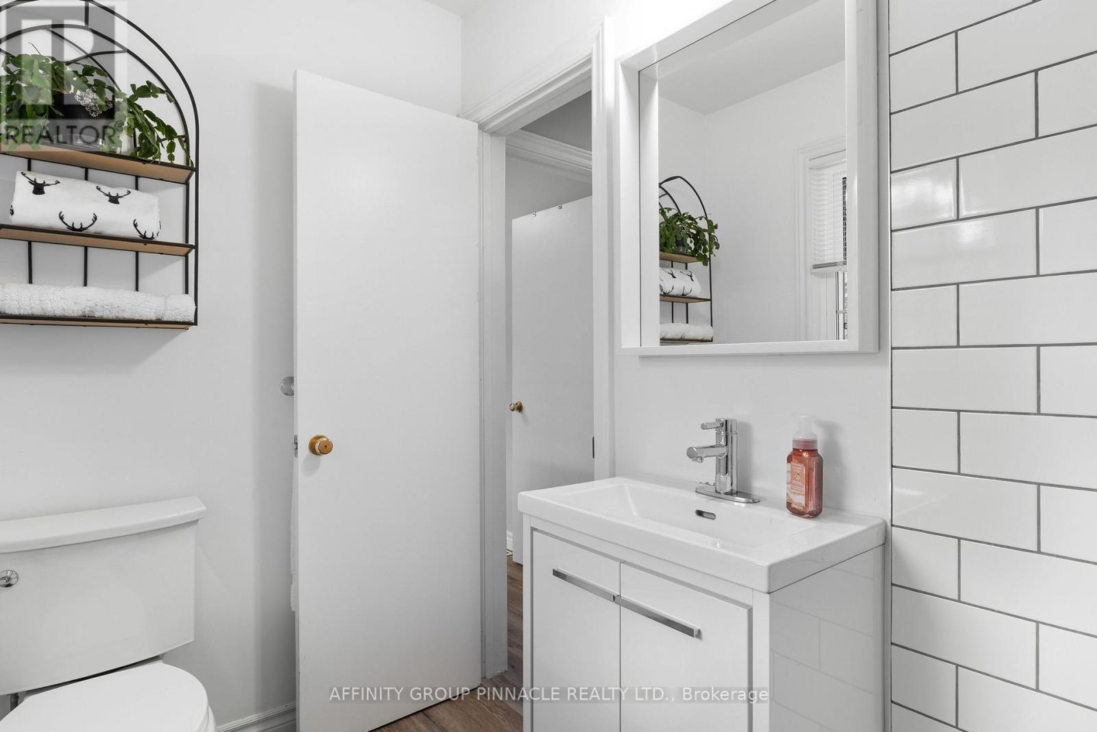 17 Richard Avenue, Kawartha Lakes (Lindsay), ON - Indoor Photo Showing Bathroom