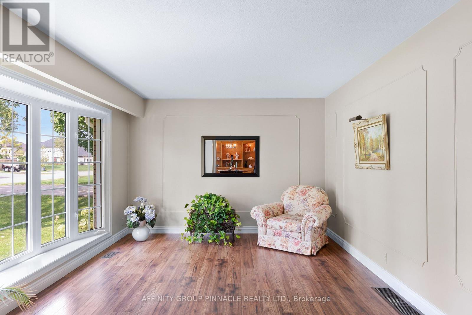 17 Richard Avenue, Kawartha Lakes (Lindsay), ON - Indoor Photo Showing Living Room