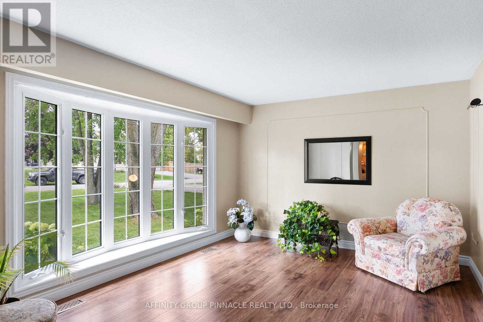 17 Richard Avenue, Kawartha Lakes (Lindsay), ON - Indoor Photo Showing Living Room