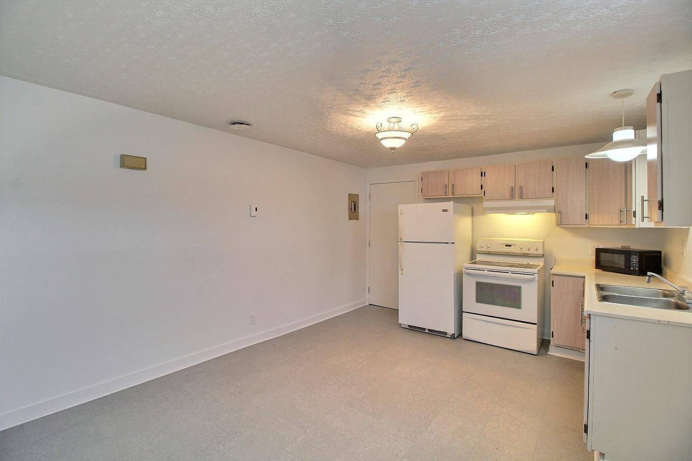 Overall view - 1840 - 1840B Rue Duchesne, Val-D'Or, QC - Indoor Photo Showing Kitchen With Double Sink