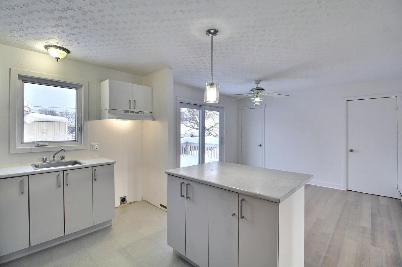 Overall view - 1840 - 1840B Rue Duchesne, Val-D'Or, QC - Indoor Photo Showing Kitchen