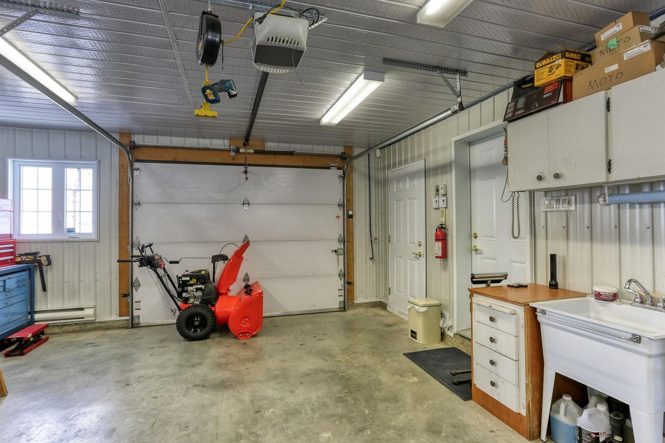 Garage - 4570 Av. Du Tour-Du-Lac, Shawinigan, QC - Indoor Photo Showing Garage