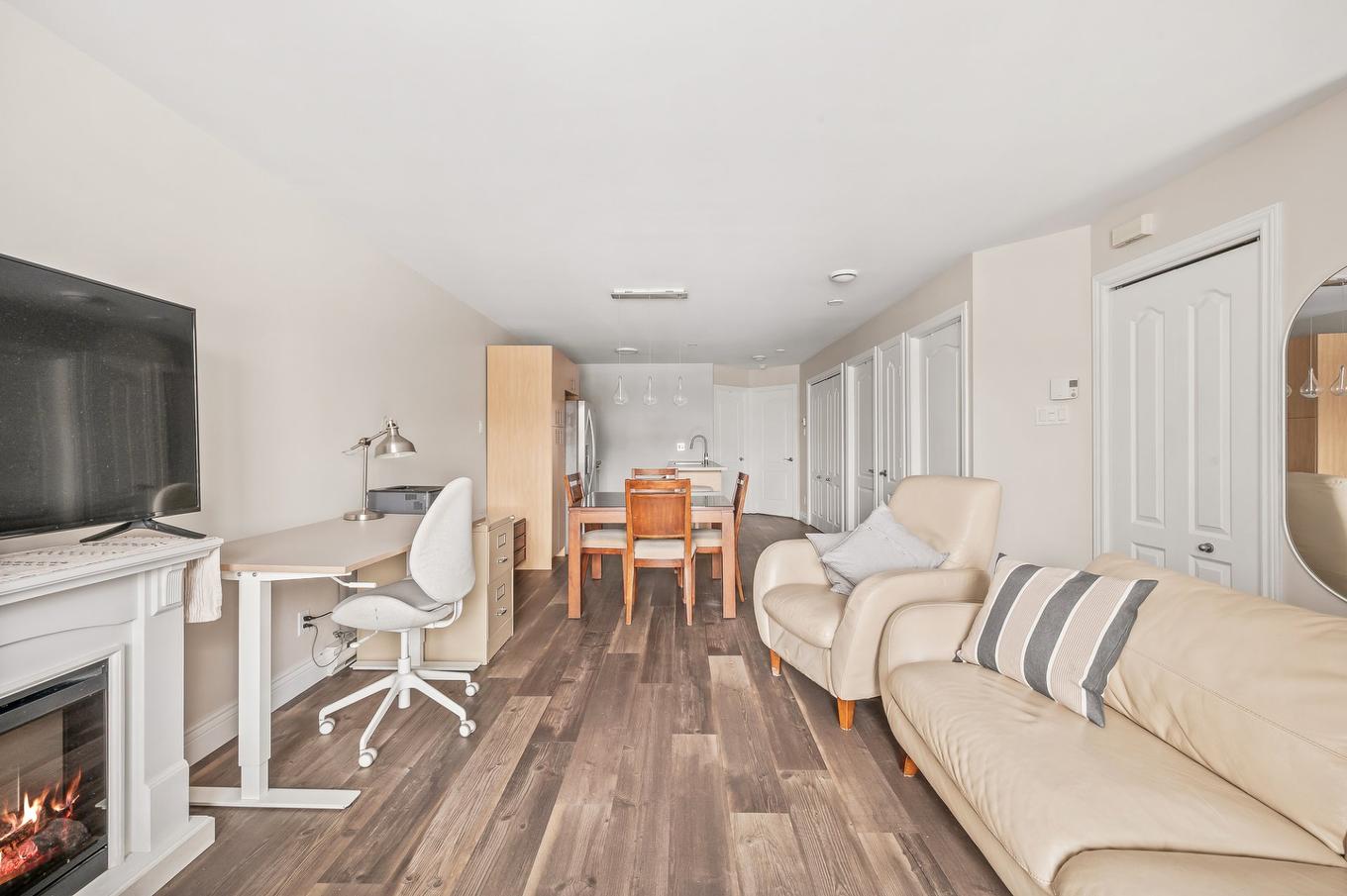 Overall view - 25 Rue Des Nations E., Québec (Charlesbourg), QC - Indoor Photo Showing Living Room With Fireplace