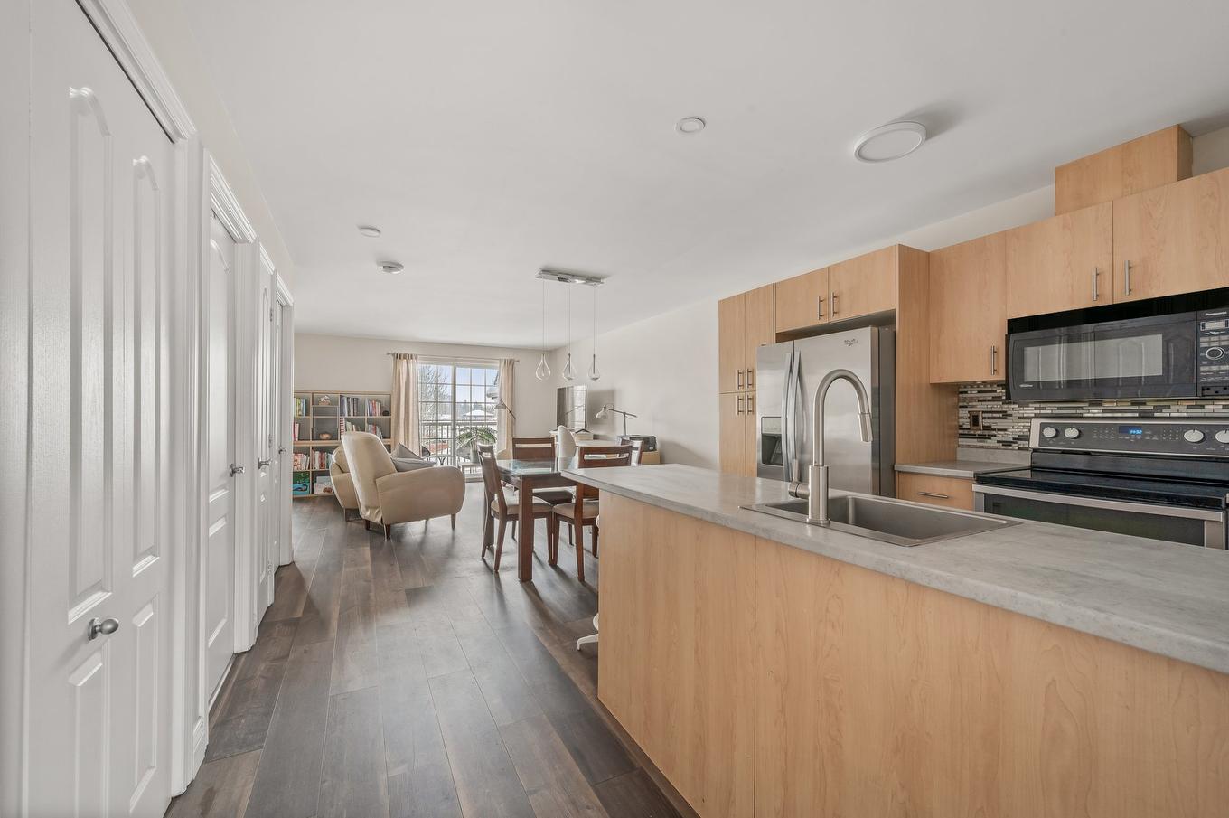 Overall view - 25 Rue Des Nations E., Québec (Charlesbourg), QC - Indoor Photo Showing Kitchen With Upgraded Kitchen
