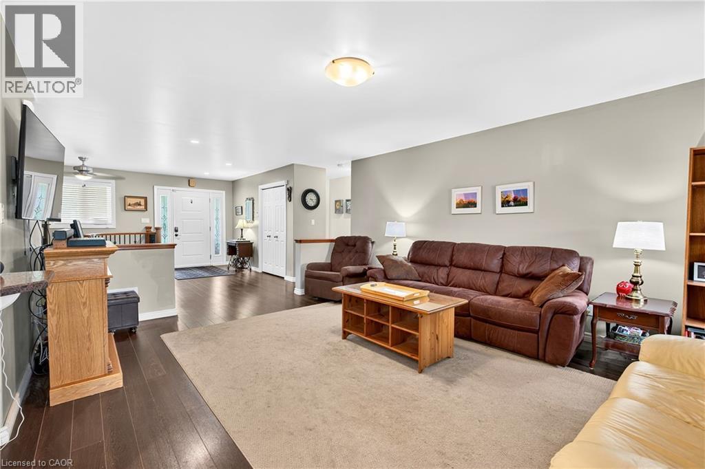 4265 Fly Road, Campden, ON - Indoor Photo Showing Living Room