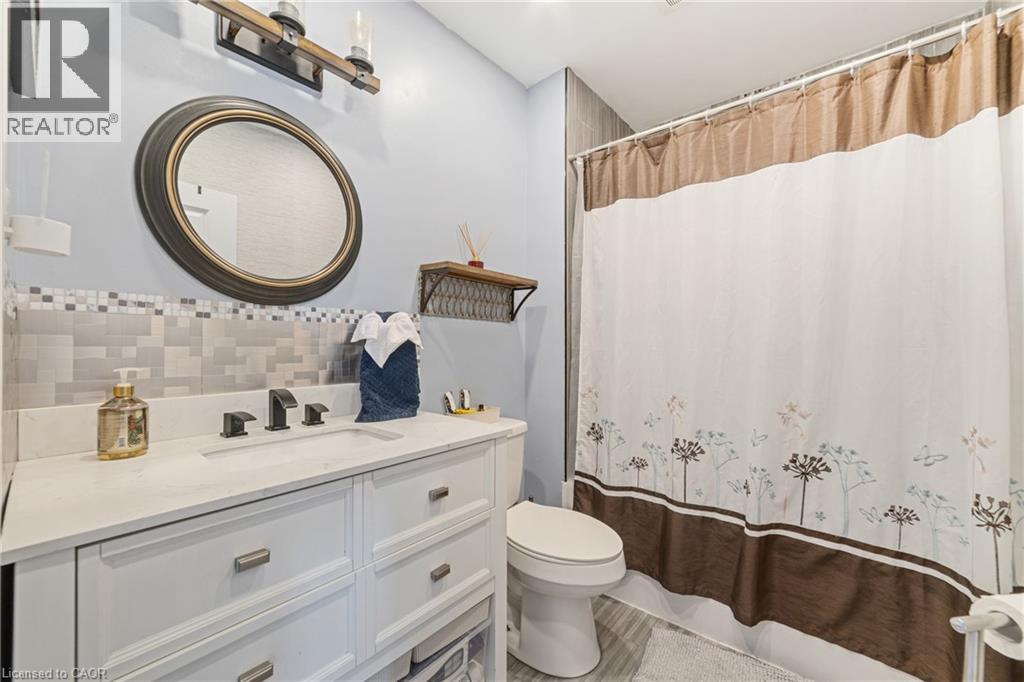 411 Fairfield Avenue, Hamilton, ON - Indoor Photo Showing Bathroom