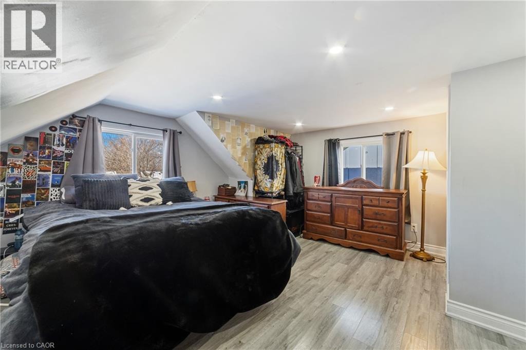 411 Fairfield Avenue, Hamilton, ON - Indoor Photo Showing Bedroom